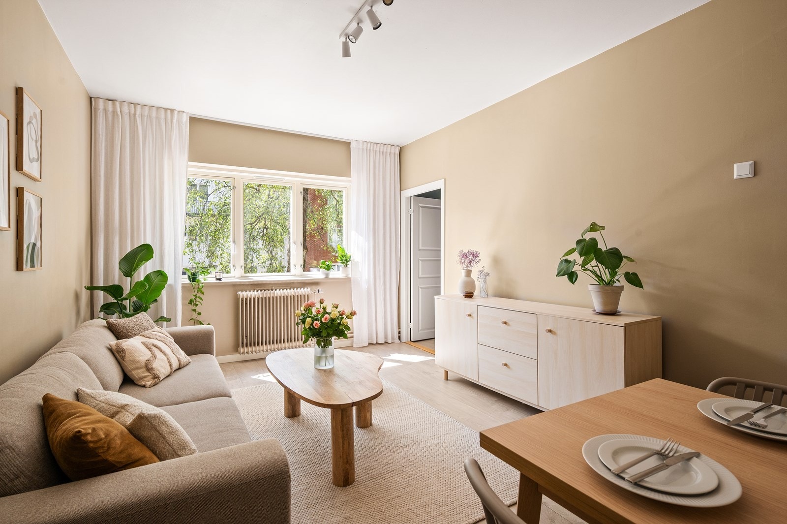 Overflater i boligen ble malt og flekksparklet i 2023, og gulvet er belagt med slitesterkt laminat. Galleribilde