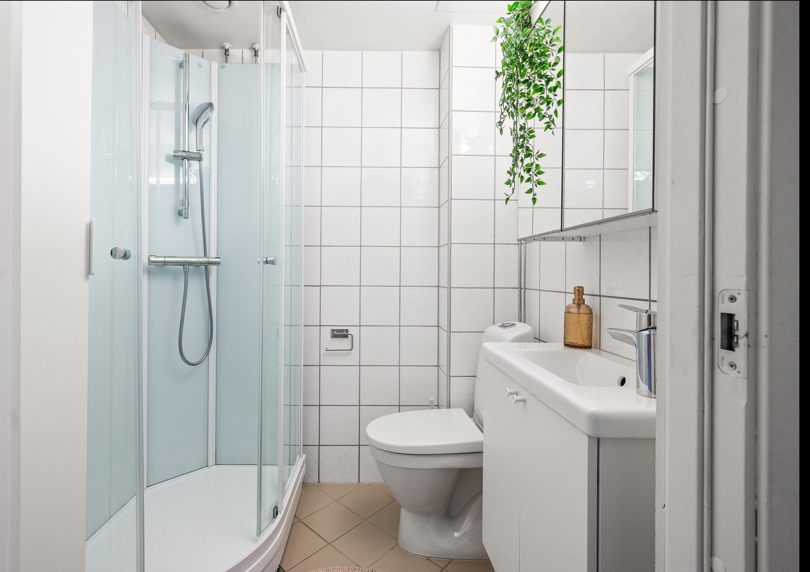 I 2023 ble det i tillegg lagt nye silikonfuger og installert ny termostat til varmekablene, mens baderomsdøren ble byttet i 2024. Galleribilde