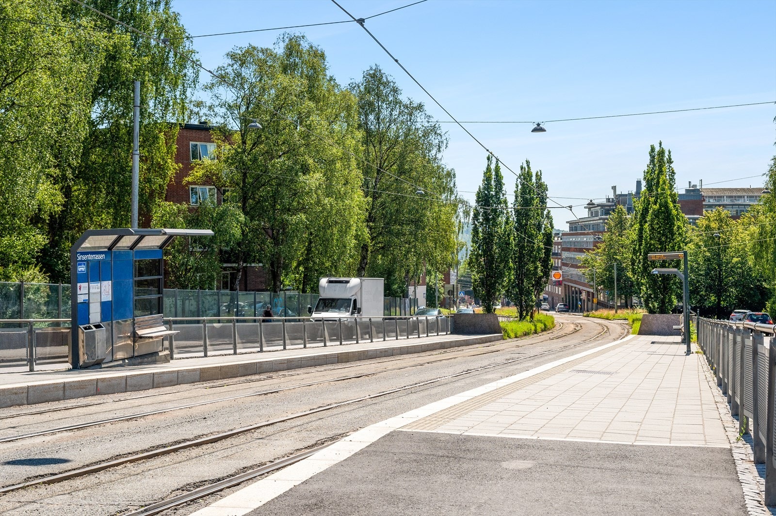 Kort vei til offentlig kommunikasjon som trikk (17), buss (31 og 33) og T-bane på Sinsen. Galleribilde