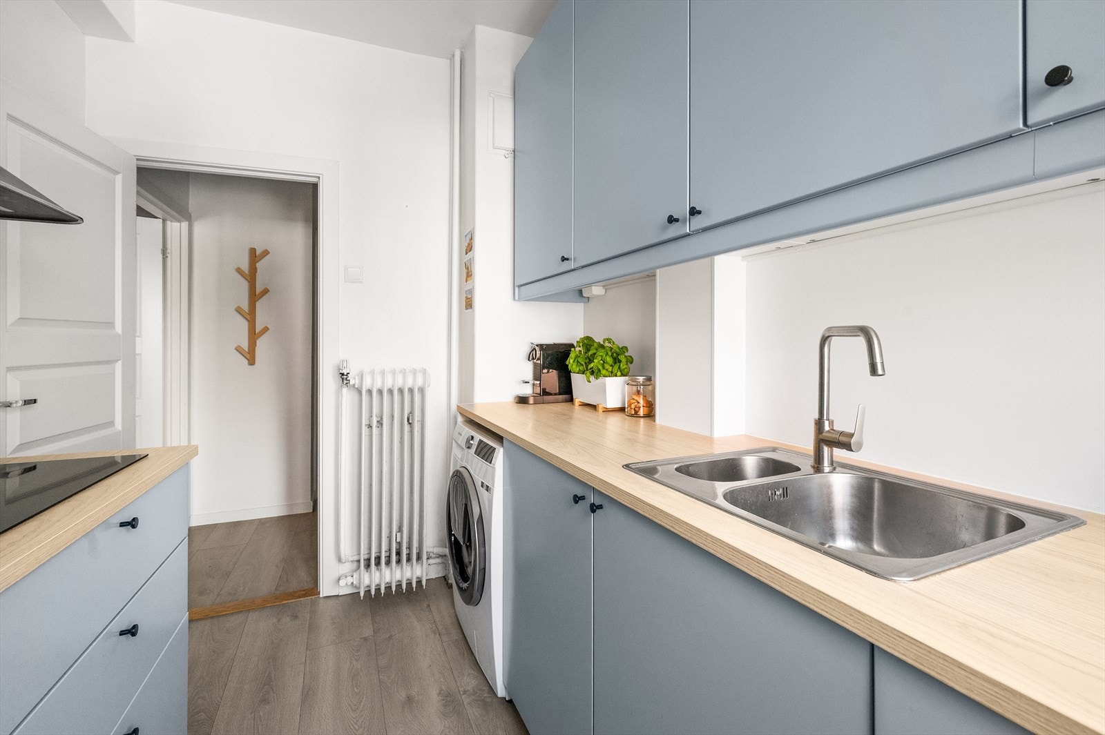 Kjøkkenet er godt utstyrt med integrerte hvitevarer som platetopp, stekeovn, oppvaskmaskin og kjøl/fryseskap. Galleribilde