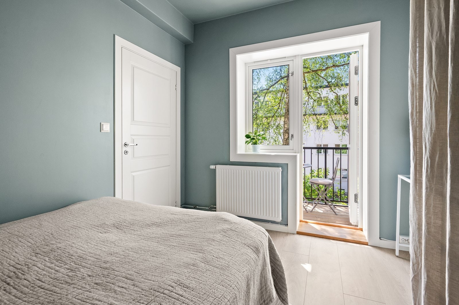 Tilgang fra stuen til soverom 2, som ble oppgradert med nytt vindu og utgang til balkong i 2025. Galleribilde
