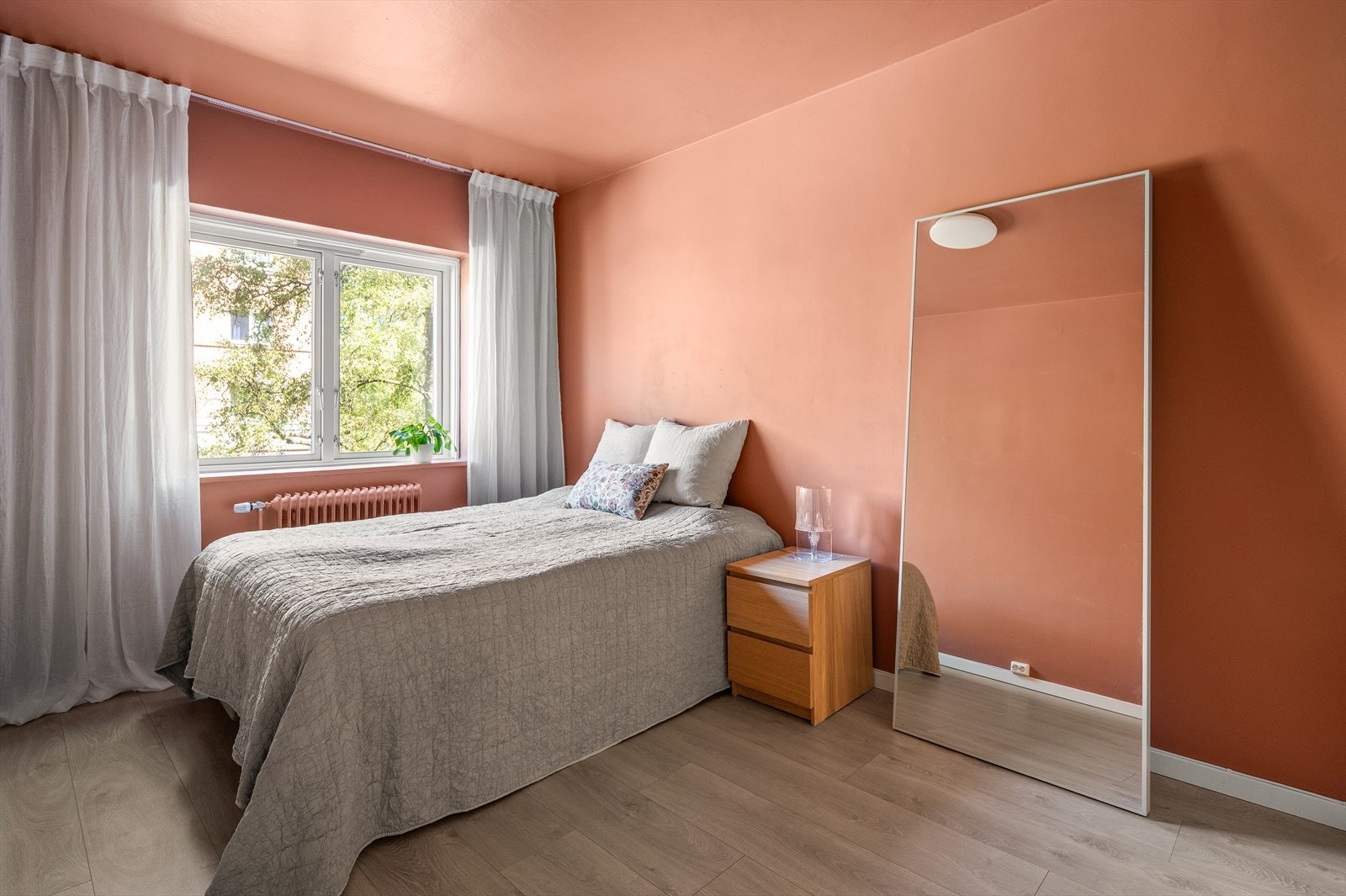 Hovedsoverommet er malt i en moderne og behagelig farge, og har store vinduer som gir godt lysinnslipp og mulighet for lufting. Galleribilde