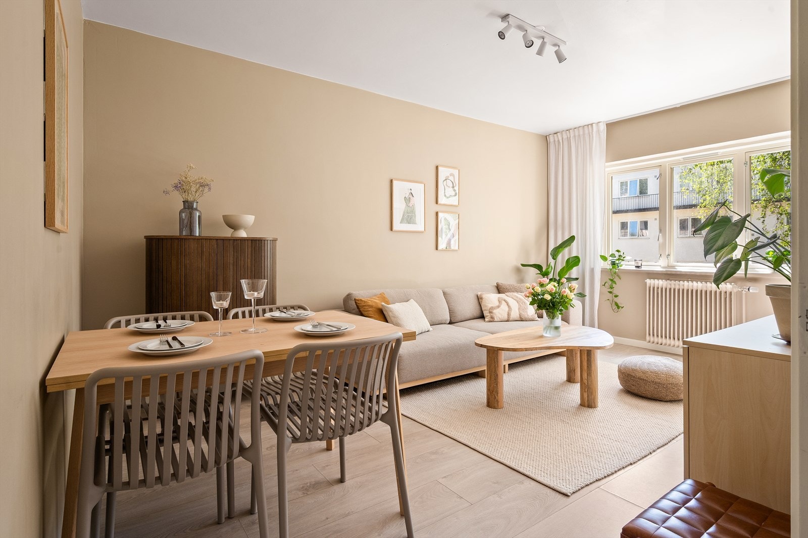 Stuen fremstår som lys og innbydende, med store vindusflater som slipper inn rikelig med dagslys og gir en luftig romfølelse. Galleribilde