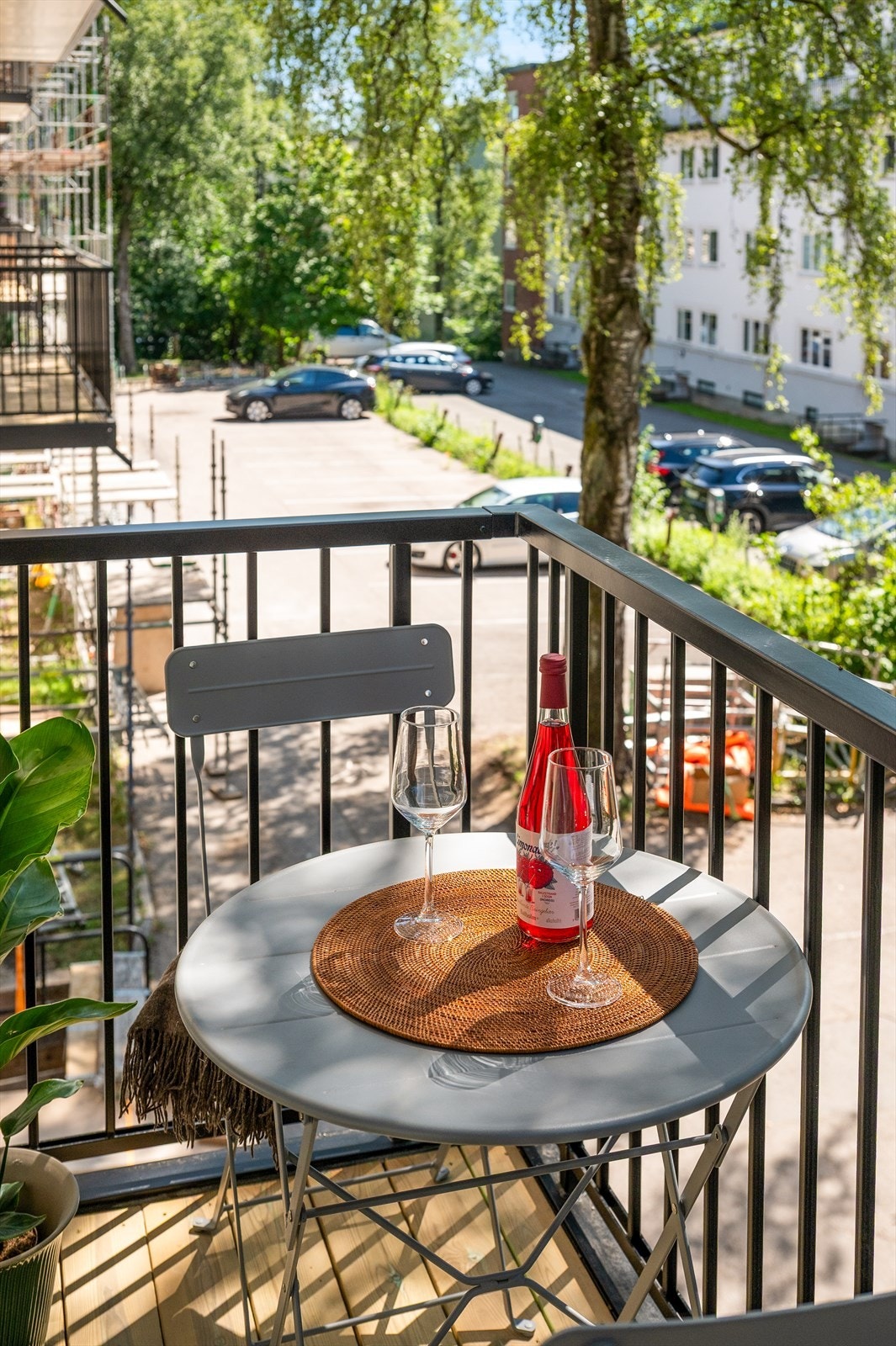 Solrik beliggenhet gir gode forhold for utemøbler og hygge. Galleribilde