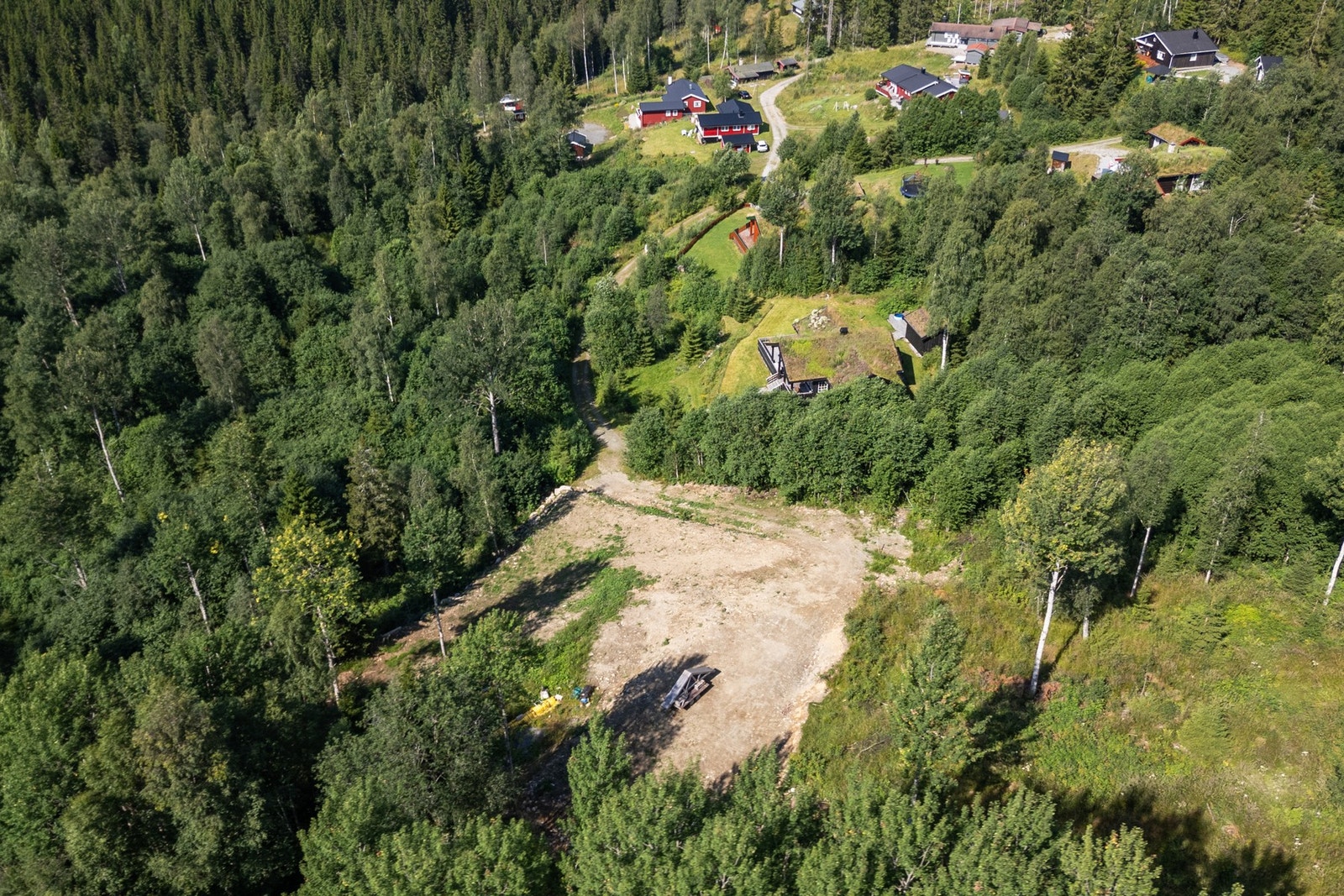 Det er gitt tillatelse til oppføring av fritidsbolig innen området Fb1-Fb4, i tråd med reguleringsplanens bestemmelser. Tillatt bruksareal pr tomt er 120 m² inkl. uthus, garasje, bod og lignende. Galleribilde