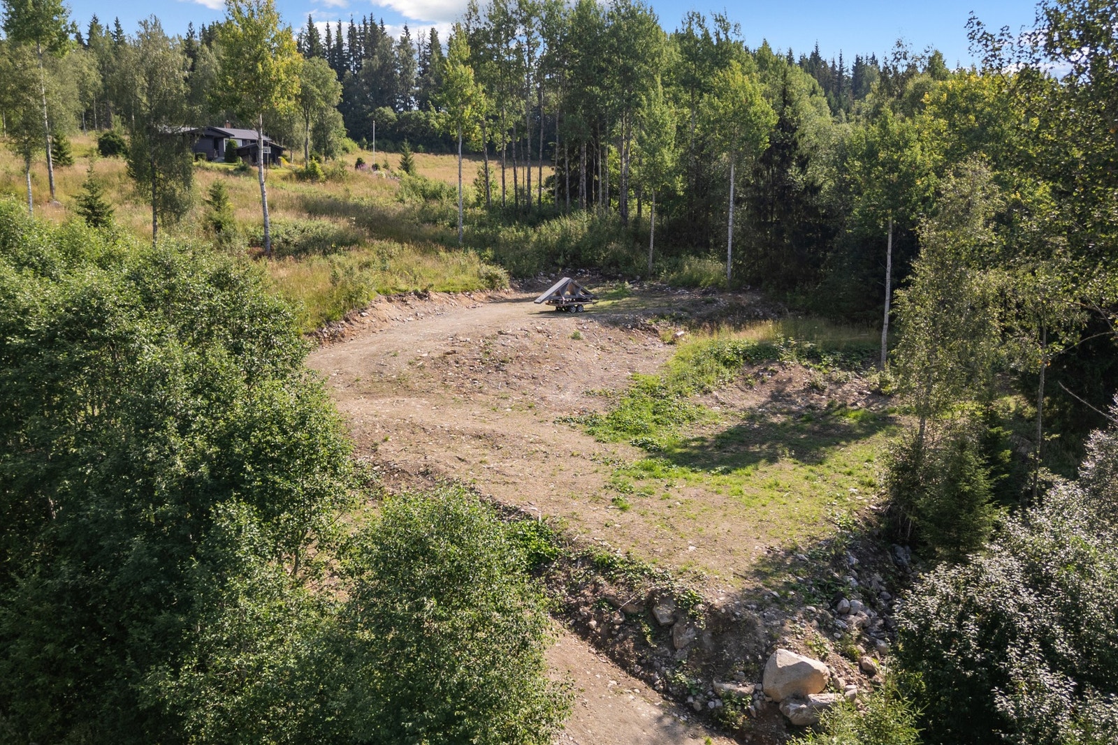 Eiendommen har en fin, landlig og rolig beliggenhet i herlig skogsterreng. Galleribilde