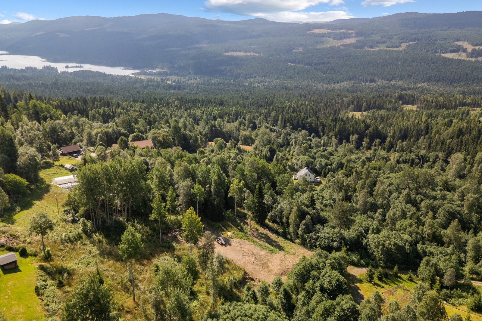 Tomt med godkjent byggetillatelse for oppføring av både hytte og anneks - regulert til fritidsbebyggelse under reguleringsplan for Simarud hyttefelt. Galleribilde