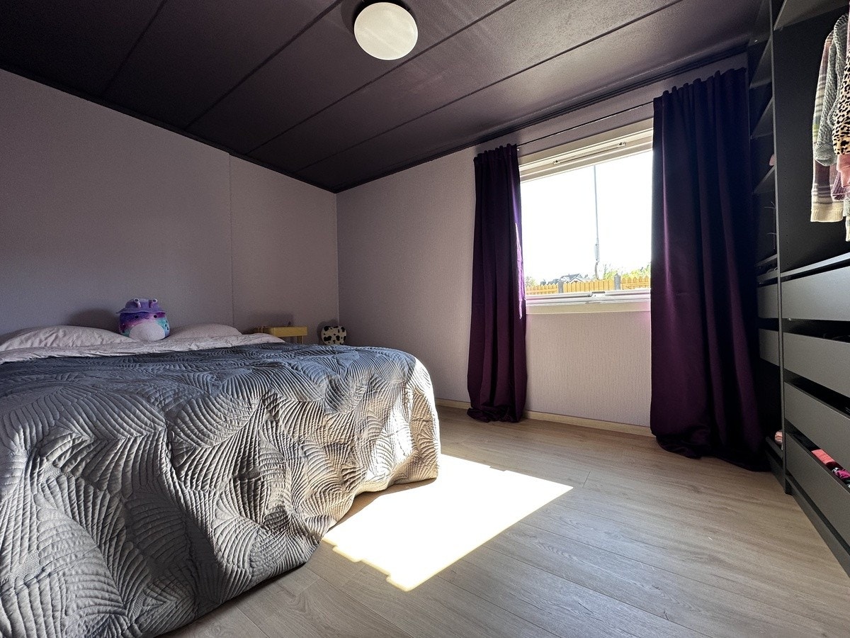 Soverom med god plass til dobbeltseng eller to enkeltsanger Galleribilde