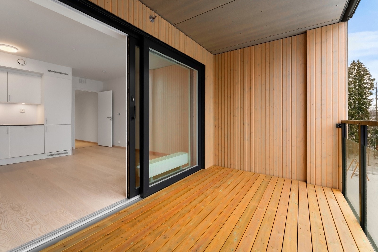 Flott vestvendt balkong på 8 kvm med god plass til utemøbler etter ønske Galleribilde