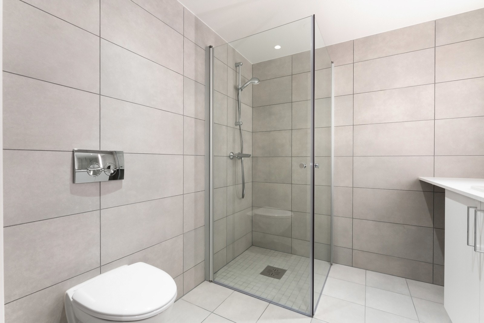 Badet har varmekabler i gulv. Opplegg for vaskemaskin. Galleribilde