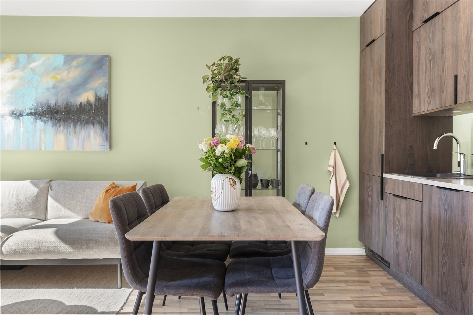 Det er god plass til å invitere til en hyggelig middag rundt spisebordet Galleribilde