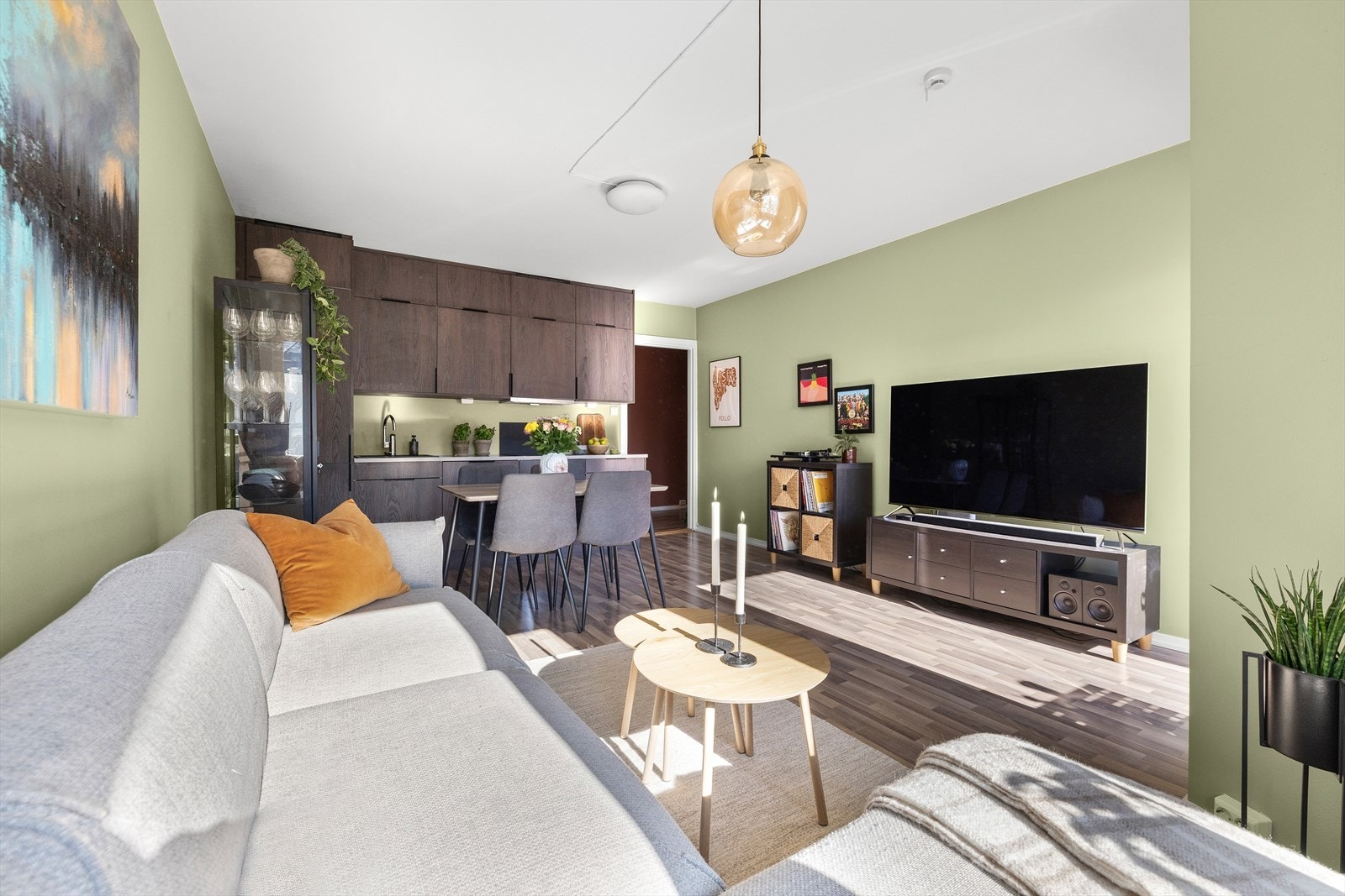 Stuen har en god arealutnyttelse med plass til sofa, spisebord og annet ønsket møblement. Galleribilde