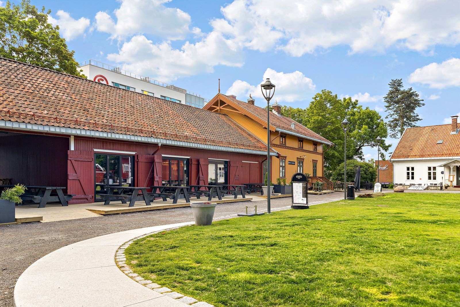Hyggelige Lillo gårdstun! Lillo Gård er et nytt område bestående av flere servicetilbud som blant annet en stor Meny, blomsterforretning, apotek, kafé m.m. Galleribilde