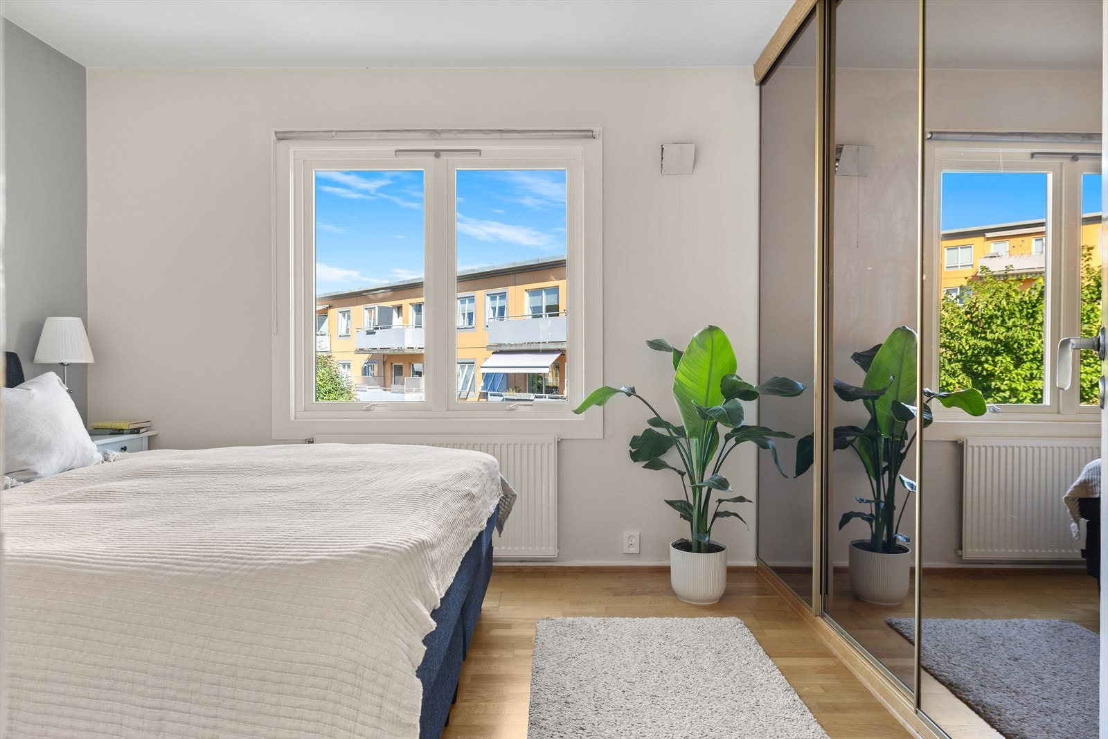 Det er satt inn en stor skyvedørsgarderobe med speilfronter, som følger med Galleribilde