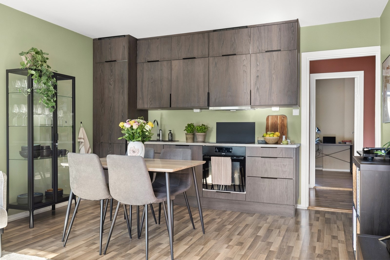 Lekkert, kvalitetskjøkken fra HTH i 2021 med moderne, brune fronter og grå laminatbenkeplate med nedfelt sort vaskekum Galleribilde
