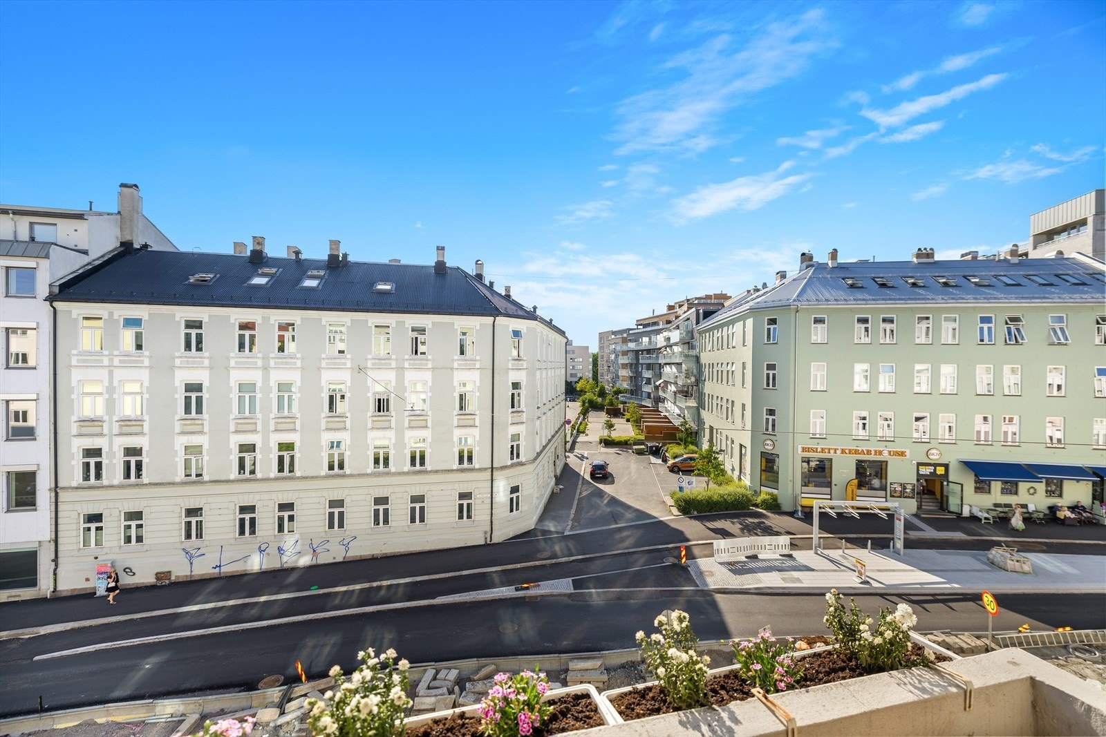 Balkongen ligger høyt og luftig - et perfekt sted å nyte varme og lange sommerdager. Sandakerveien, utenfor leiligheten oppgraderes til en rolig miljøgate, planlagt ferdigstilt sommeren 2026. Galleribilde