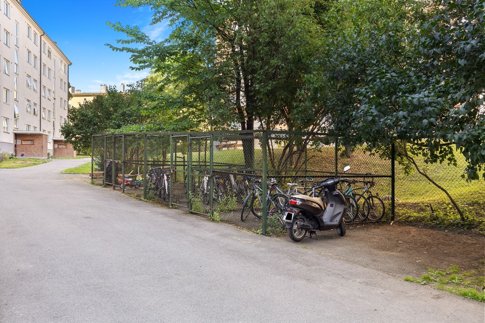 Sandakerveien borettslag er et hyggelig og veldrevet borettslag som består av 60 enheter. I bakgården finner man låste sykkelskur og det er felles vaskeri kjelleren Galleribilde