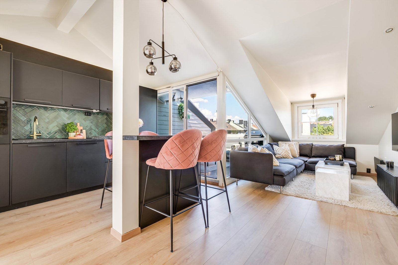 En svært delikat og innbyende 3-roms loftsleilighet med en meget sentral og populær beliggenhet på Grünerløkka. Galleribilde