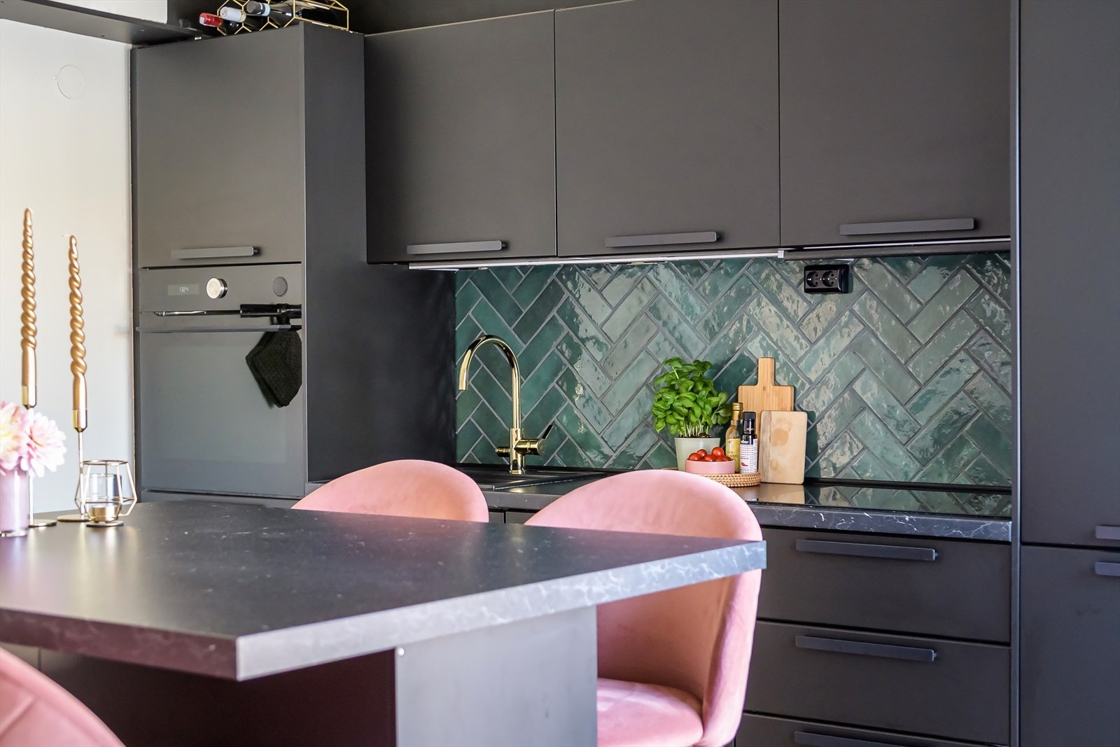 Kjøkkenet er utstyrt med integrerte hvitevarer som stekeovn, platetopp, kjøl/fryseskap og oppvaskmaskin. Galleribilde