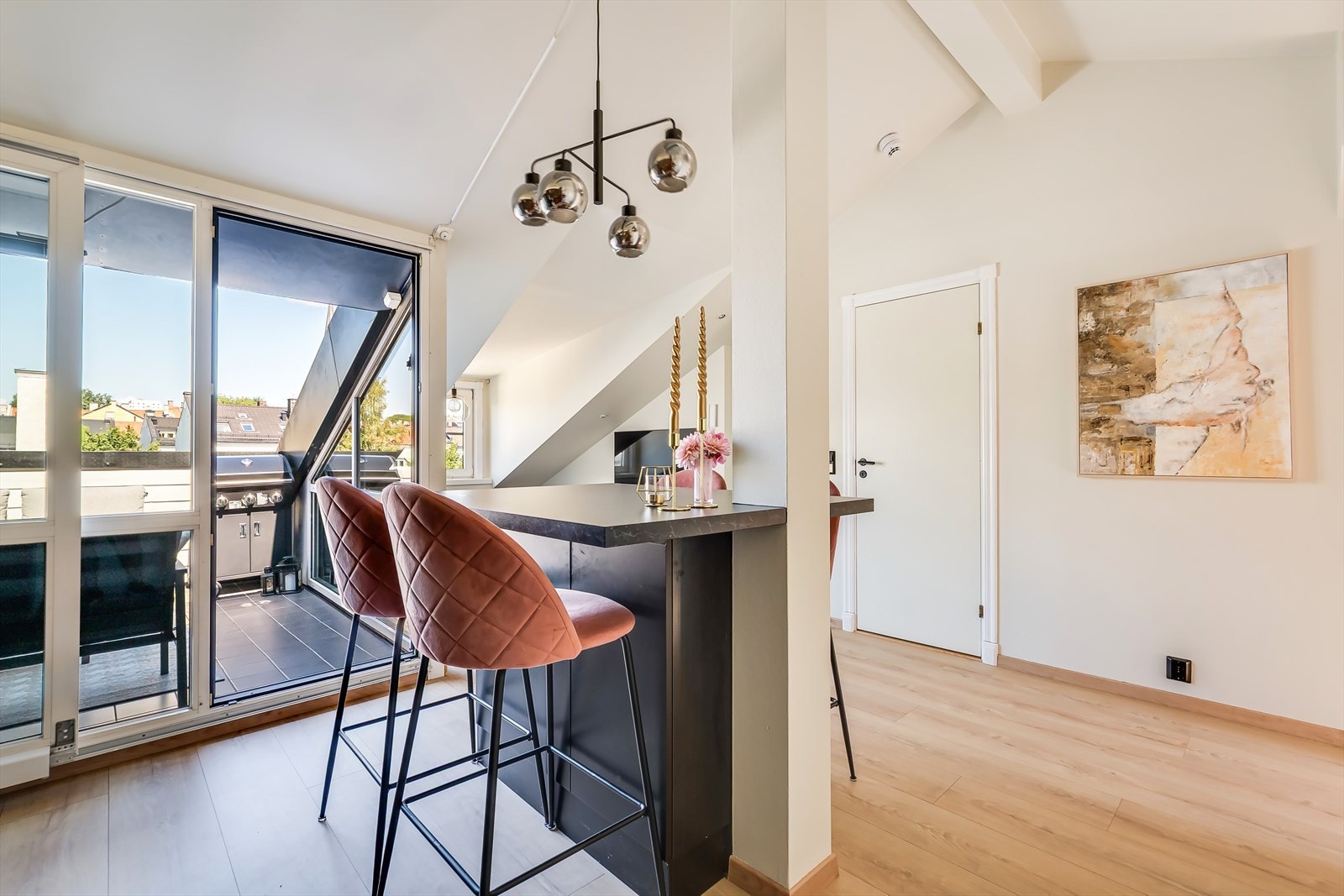 Midt i rommet finner du en stilren kjøkkenøy med spiseplass - et naturlig samlingspunkt for både hverdagsmåltider og sosiale sammenkomster. Galleribilde