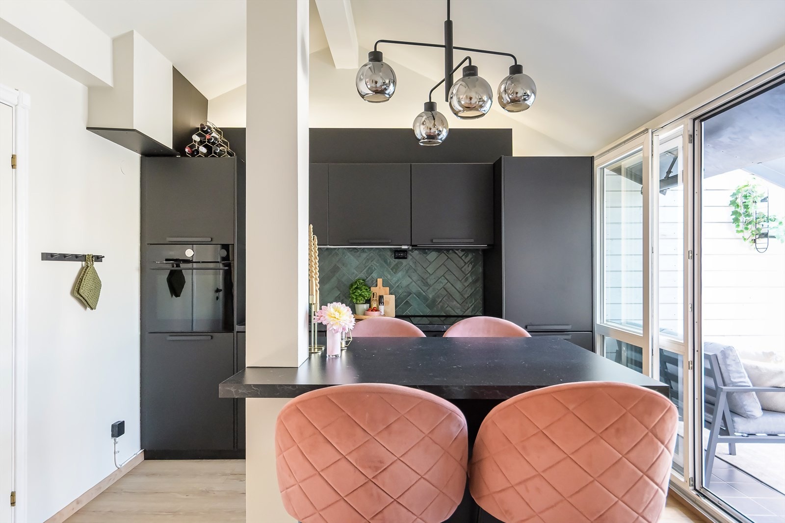 Kjøkkenet er integrert i en åpen og sosial løsning mot stuen, og gir et helhetlig og moderne uttrykk Galleribilde