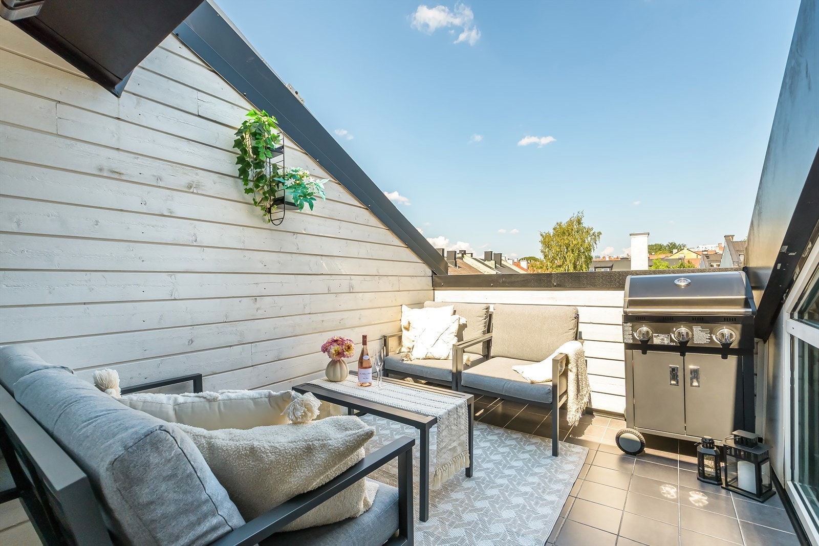 Velkommen til en meget tiltalende loftsleilighet i Helgesens gate 12D - presentert av Caroline Ephraim i Nordvik. Galleribilde