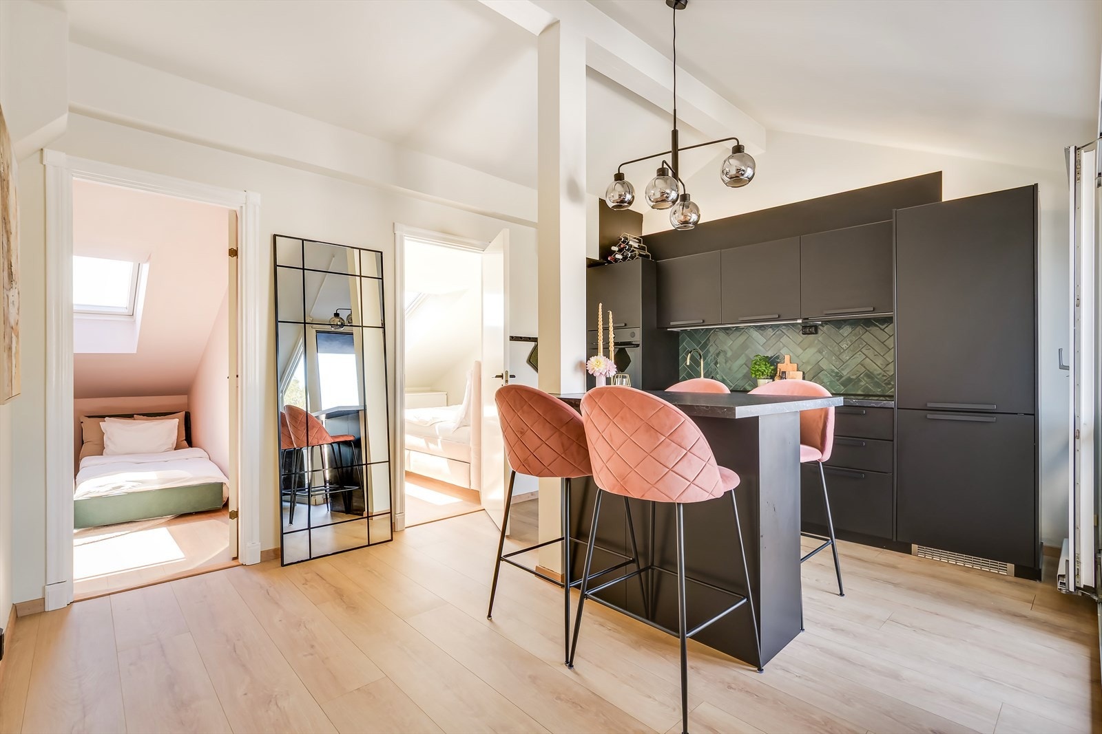 Stue har meget generøs takhøyde på ca. 4 meter. Det ble lagt nytt laminatgulv og listeverk i 2023 Galleribilde