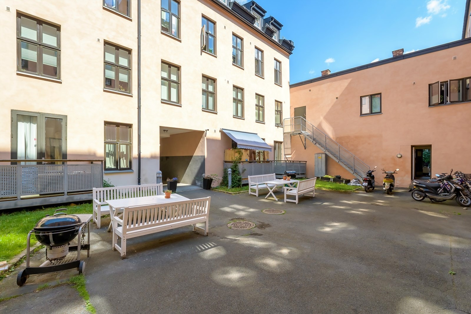 Koselig bakgård med sykkelparkering og sittegrupper til fri benyttelse for beboerne. Galleribilde