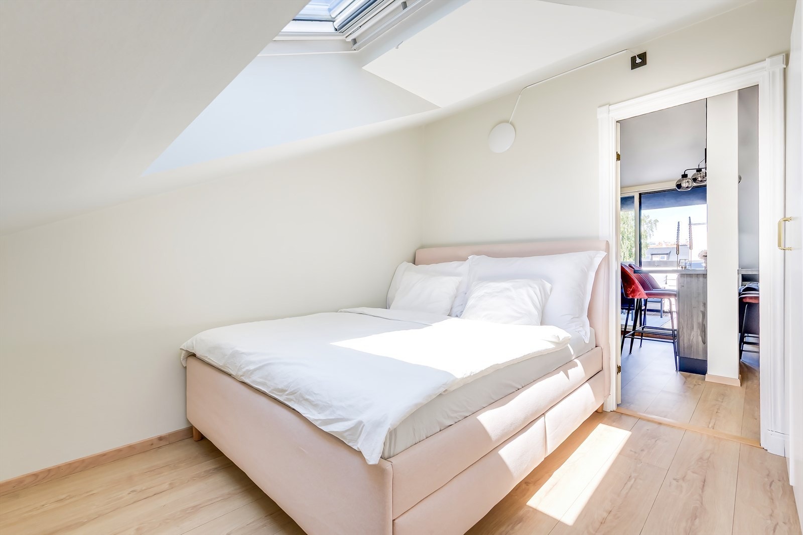 Det romslige hovedsoverommet har plass til både dobbeltseng, garderobeskap og øvrig møblement Galleribilde