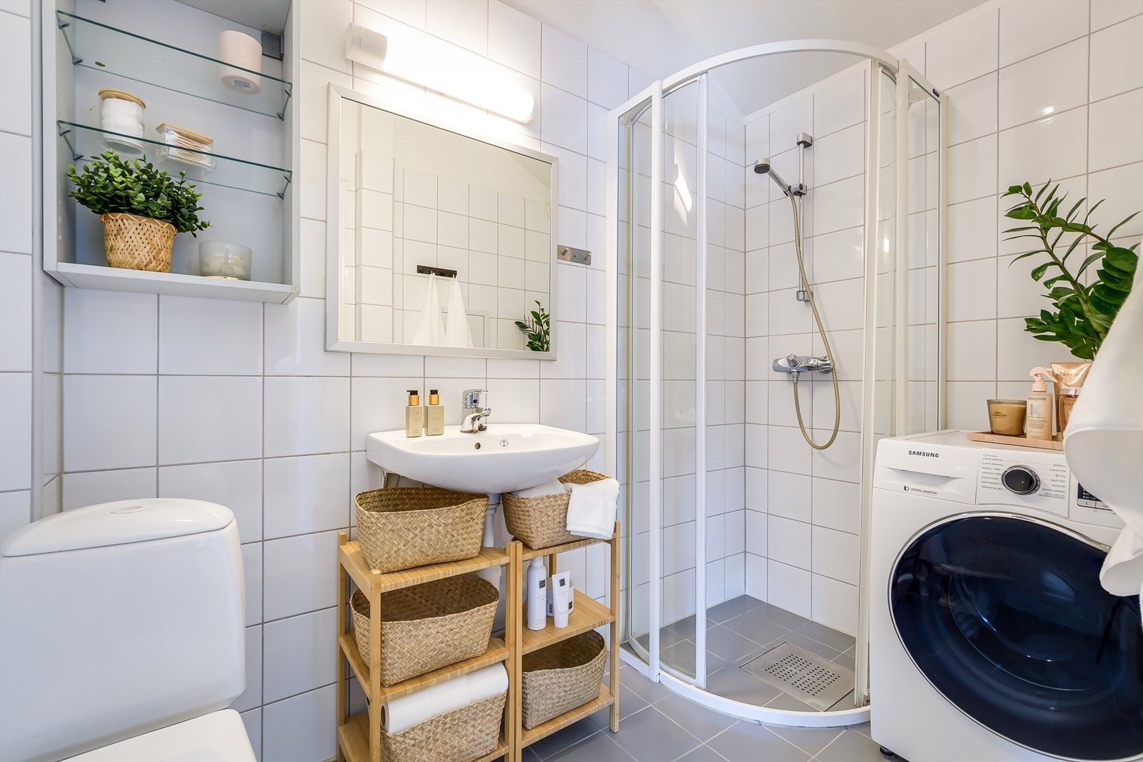 Flislagt bad fra 2002 med opplegg for vaskemaskin Galleribilde