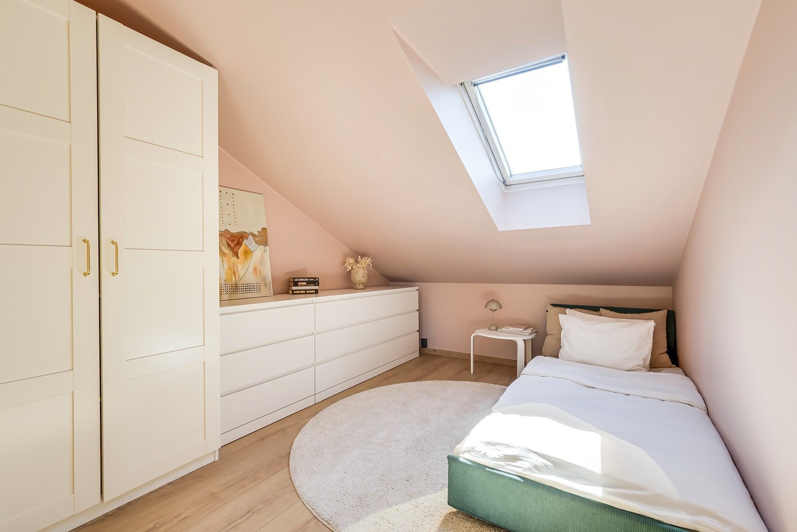 Rommet har plass til både dobbeltseng og garderobeløsning, og den nøytrale stilen gir deg et godt utgangspunkt for personlig innredning. Galleribilde