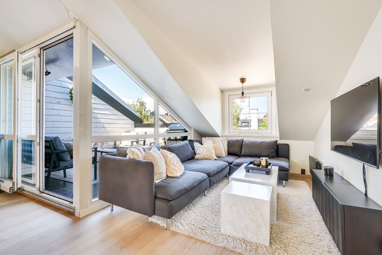 Den gode takhøyden gir en romslig følelse, og planløsningen gir mange muligheter for møblering etter eget ønske Galleribilde