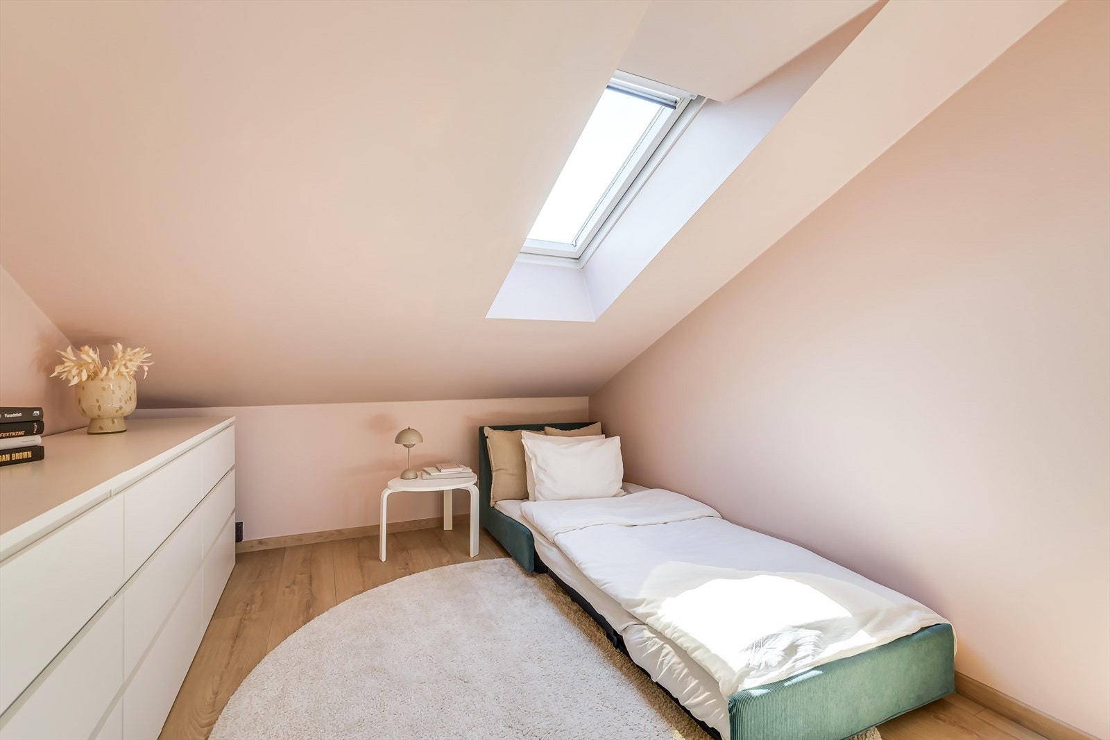 Det andre soverommet byr på mange muligheter, enten du ønsker et barnerom, kontor eller gjesterom. Galleribilde