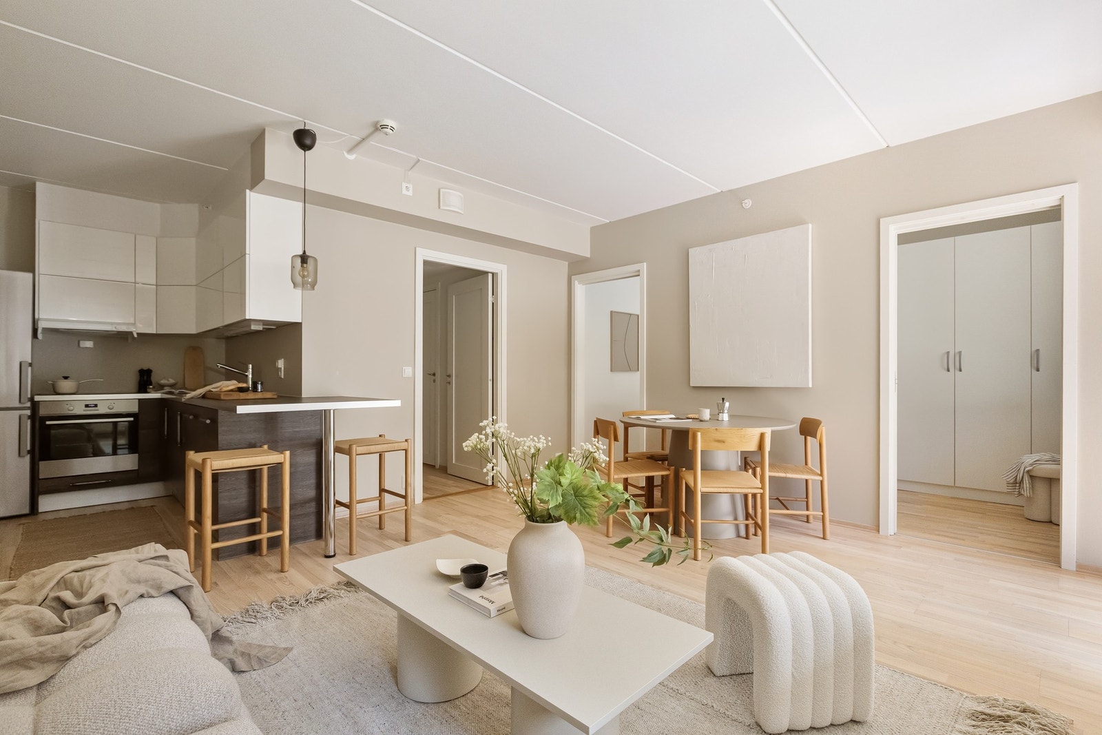 Sosial åpen løsning mellom stue og kjøkken skaper et trivelig allrom. Galleribilde