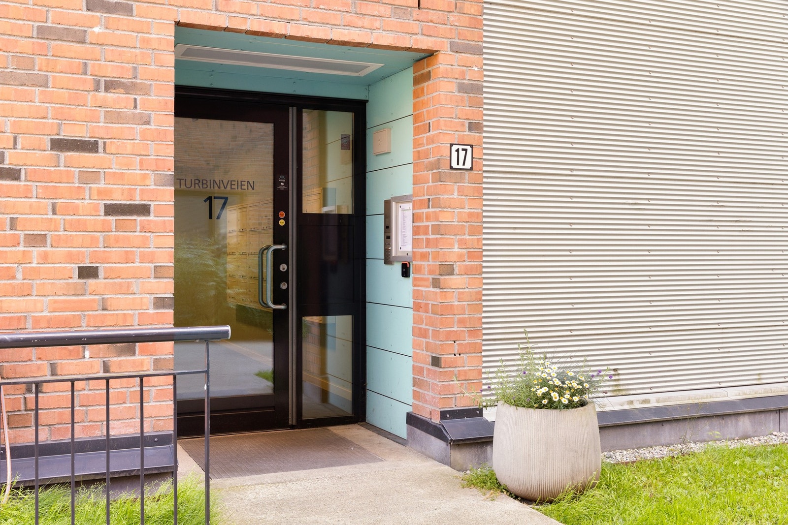 Pent og representabelt inngangsparti. Galleribilde