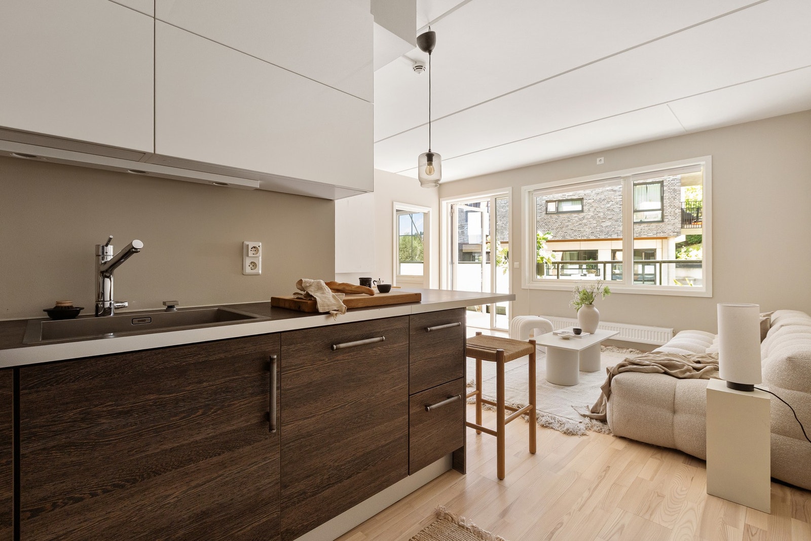 Det er en fin kombinasjon av skap- og benkeplass for både oppbevaring og matlaging. Galleribilde