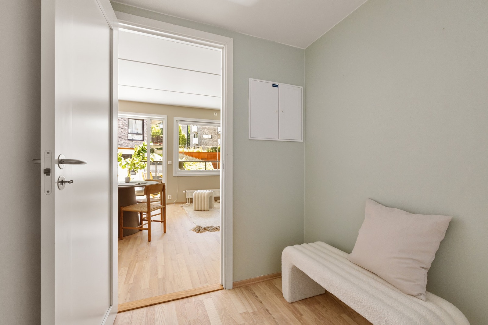 Romslig entré med plass for klesoppheng og oppbevaring av sko. Galleribilde