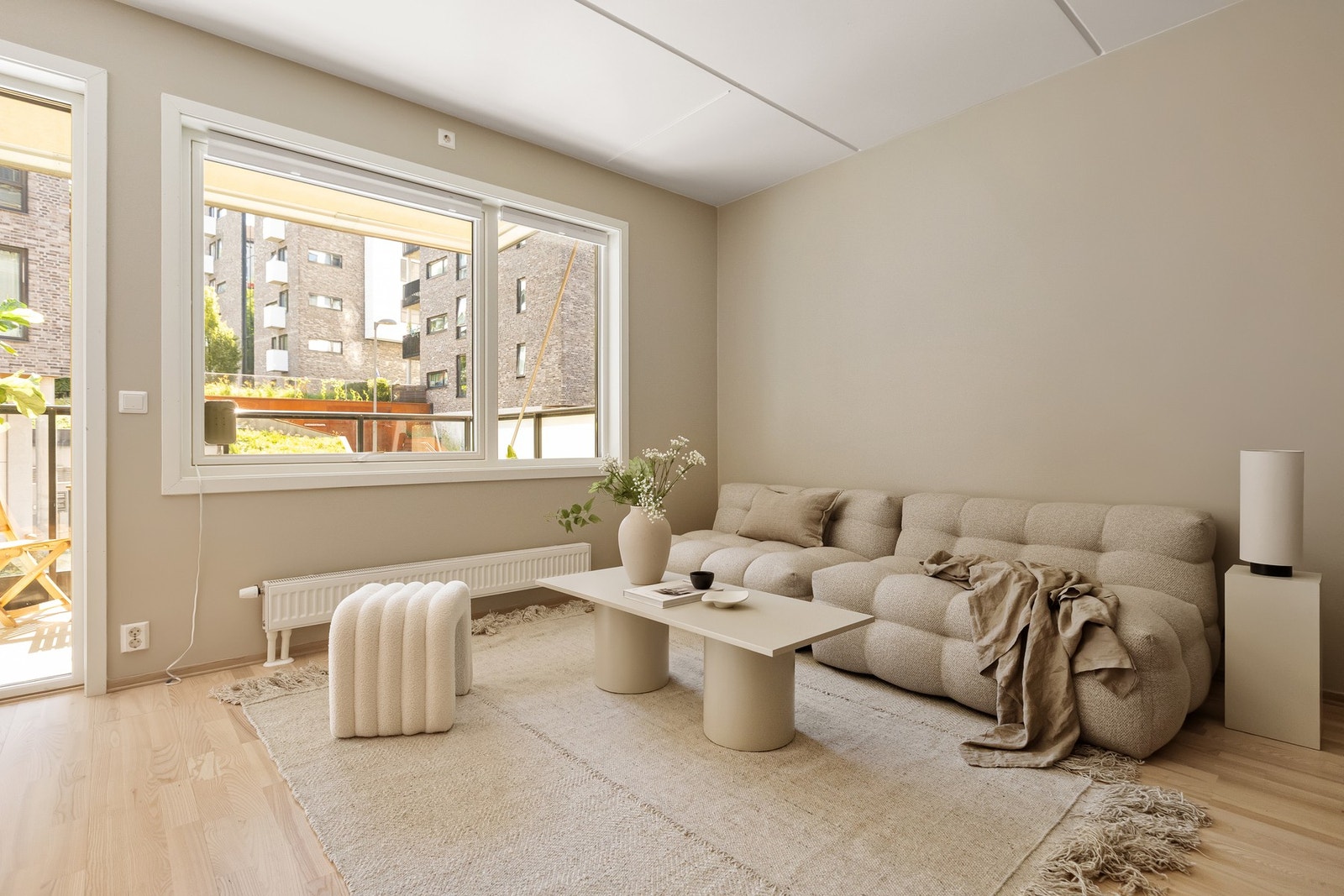 Leiligheten er oppvarmet via radiatorer tilknyttet felles varmesentral. A-konto fyring og varmtvann er inkludert i felleskostnadene. Galleribilde