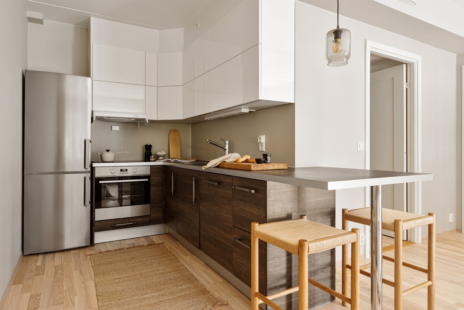 Lekkert kjøkken fra byggeår (2015) med integrerte hvitevarer, samt nisje for kjøleskap. Galleribilde