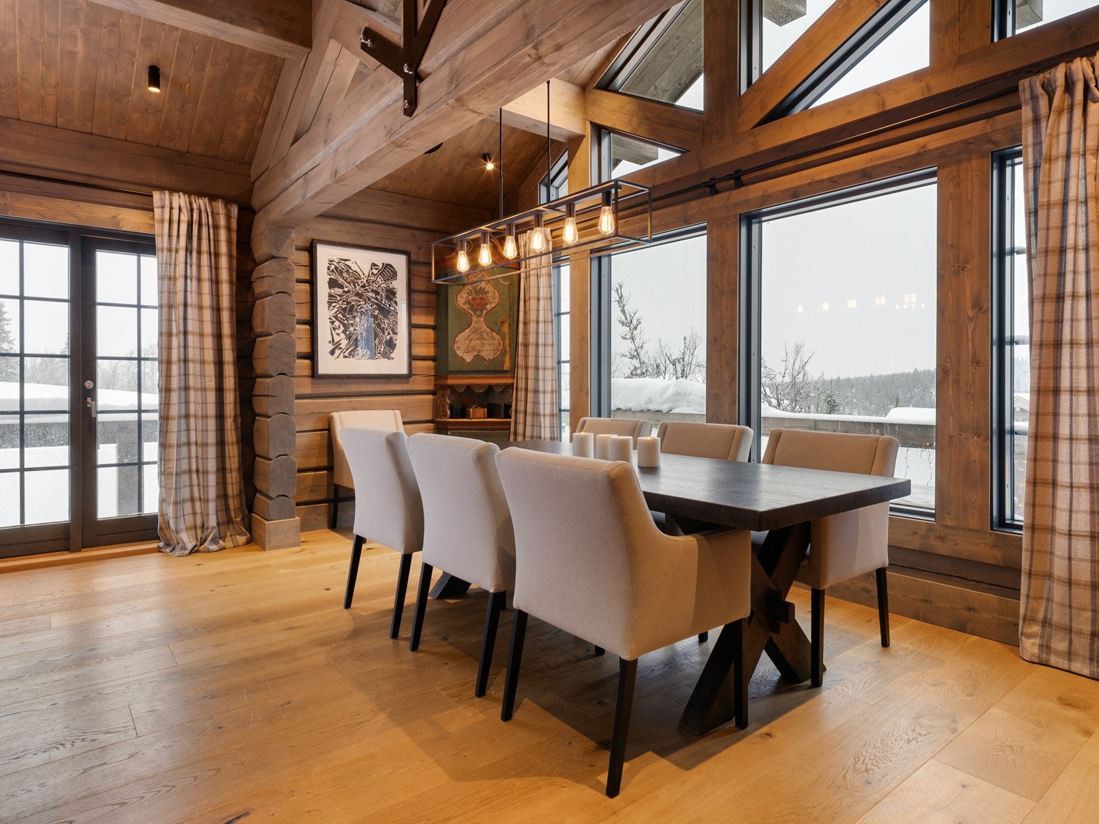 God plass til spisestue i tilknytning til kjøkkenet. Galleribilde