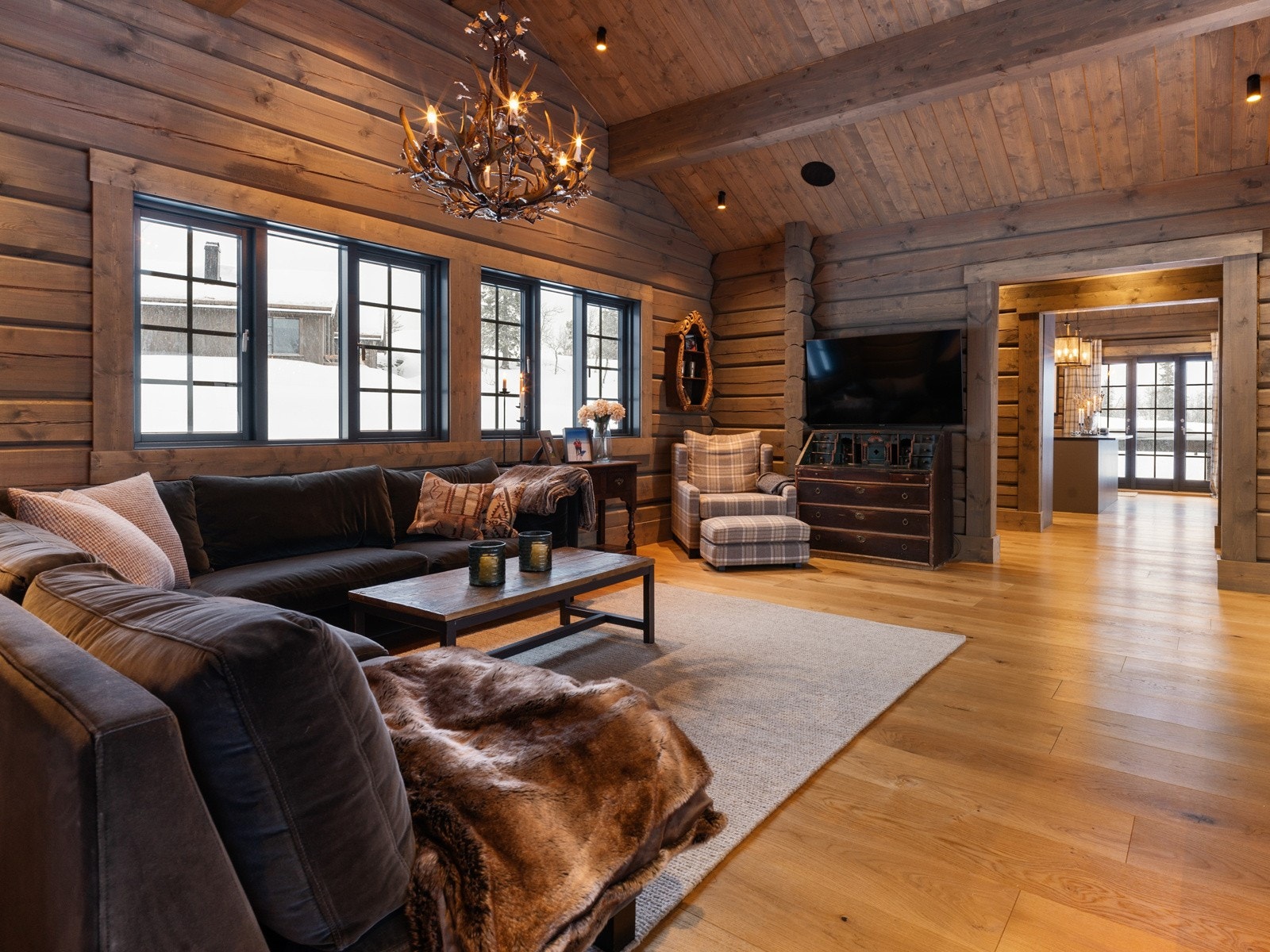 Det er innebygde høyttalere i tak i stue og på kjøkken Galleribilde