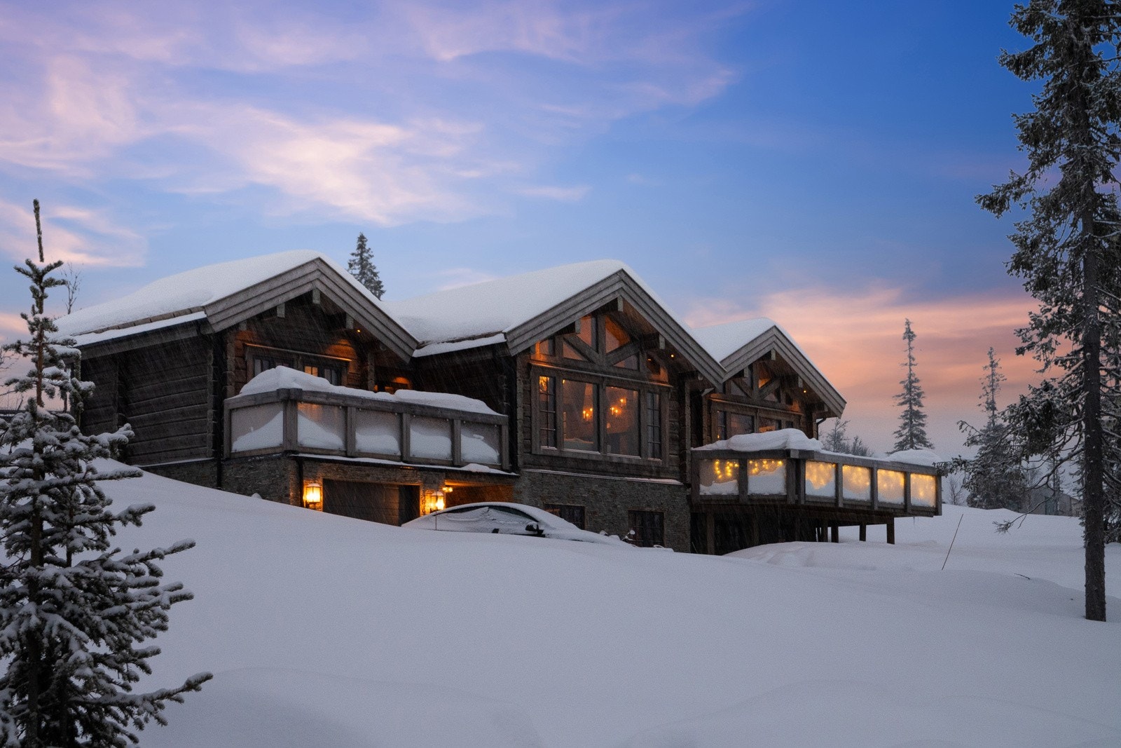 Hytta ligger flott til i terrenget på Kvitfjells vestside. Galleribilde