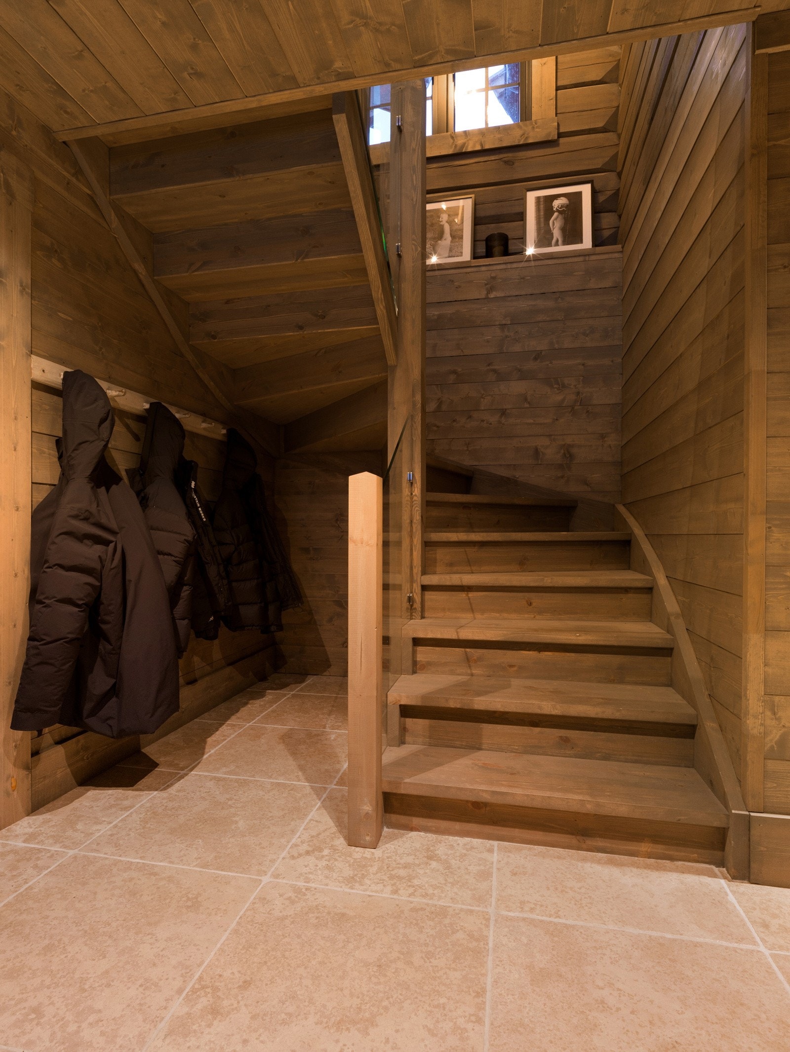 Trapp opp til hovedplan fra gangen i underetasjen. Galleribilde