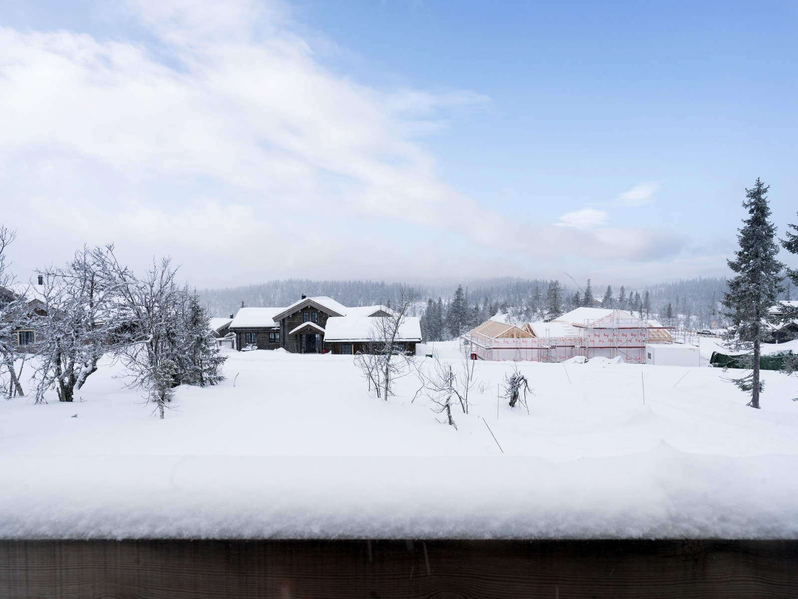 Denne hytta i Svartskardvegen 198 sto ferdigstilt i 2022 og ligger på Kvitfjell Vest på det nye feltet i Svartskardvegen (Vei 5). Galleribilde