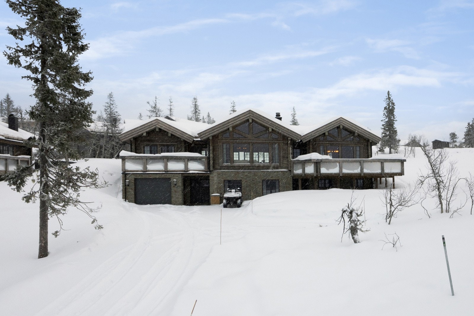 Hytte over 2 plan med garasje i underetasjen. Galleribilde