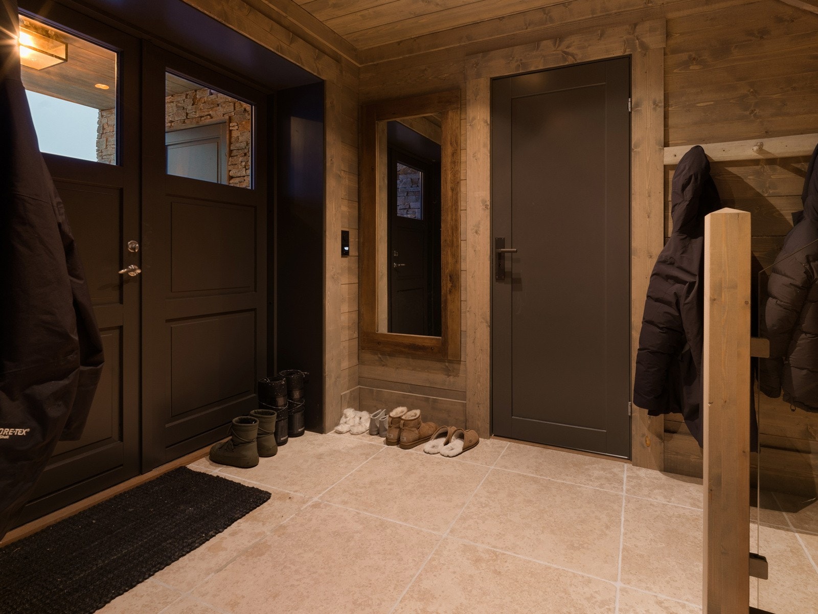 Man ønskes velkommen via flotte doble inngangsdører og inn til en flott flislagt gang. Galleribilde