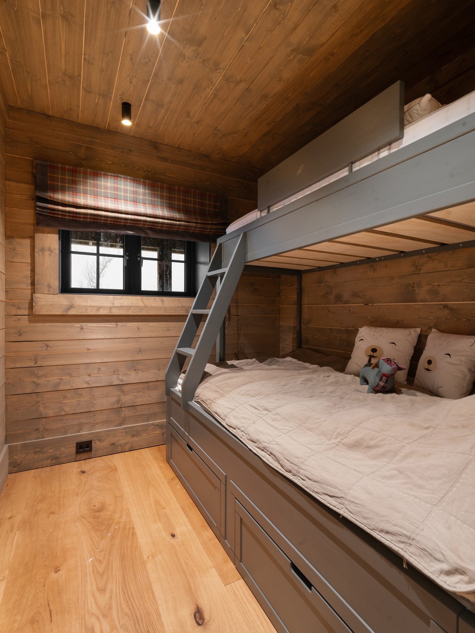 Smarte skuffer under sengene for oppbevaring. Galleribilde