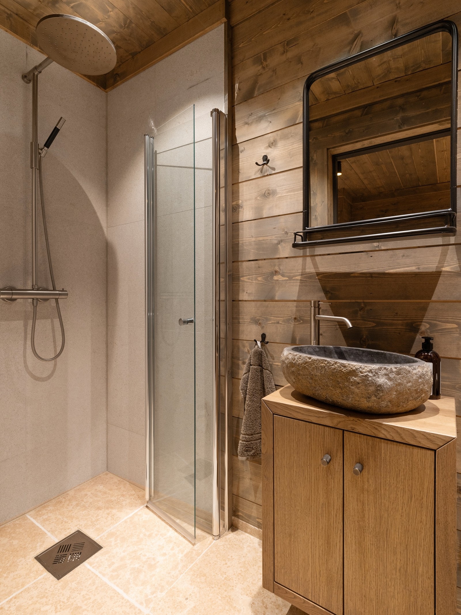 Dusjnisjene er flislagte og har armatur fra Tapwell. Galleribilde