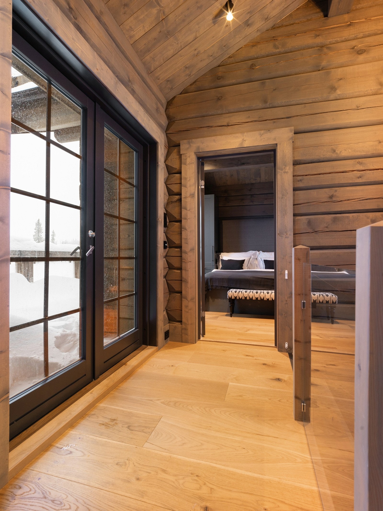 Utgang til en stor terrasse via tofløyet verandadør. Galleribilde