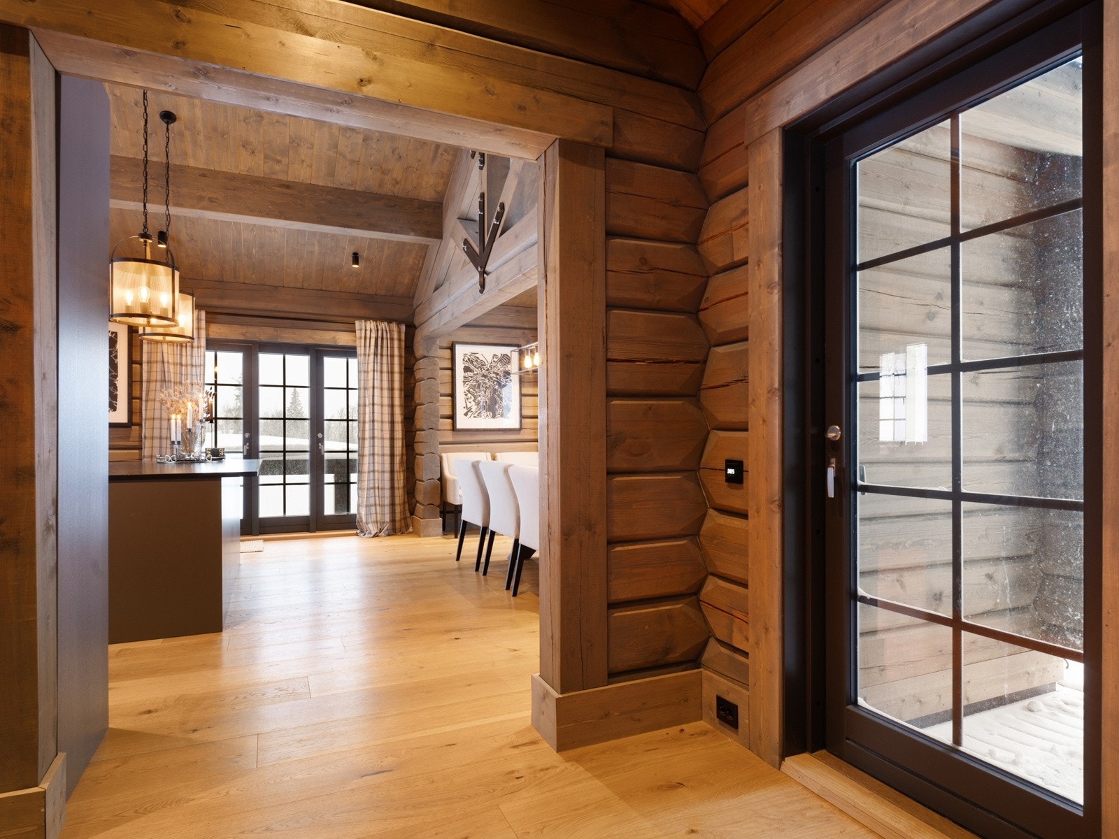 Hele hytta med unntak og våtrom har enstavs eikeparkett på gulvene. Galleribilde